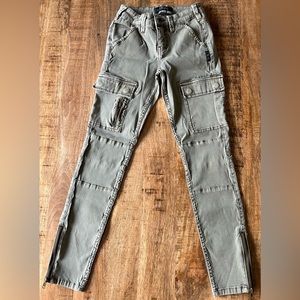 SILVER Cargo Pants. Women’s size 25. Excellent condition.